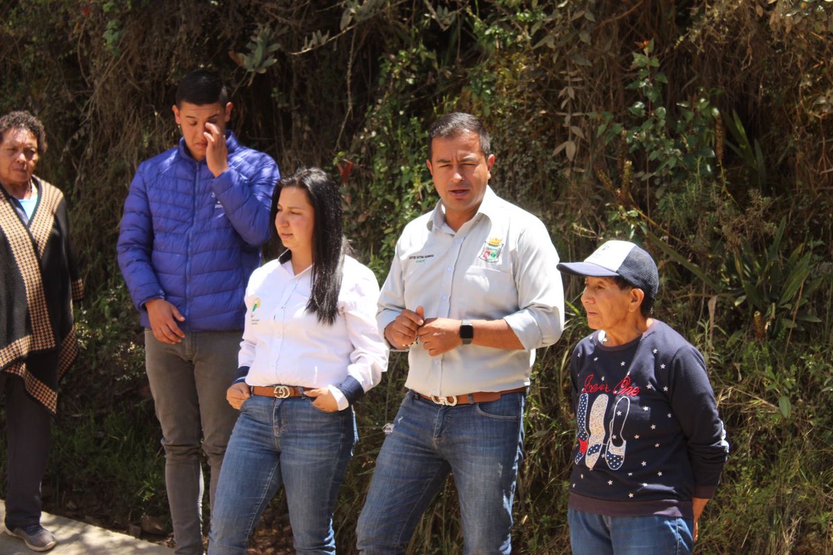 SecAsuntosCund's tweet photo. Continuamos con la entrega de obras en nuestro bello departamento.#hoy desde el municipio de @GuachetaCund con la entrega del mejoramiento de la vía san Antonio sector oleoducto #EntregamosProgreso,gracias ⁦@nicolasgarciab⁩ https://t.co/pu38tF4f3p