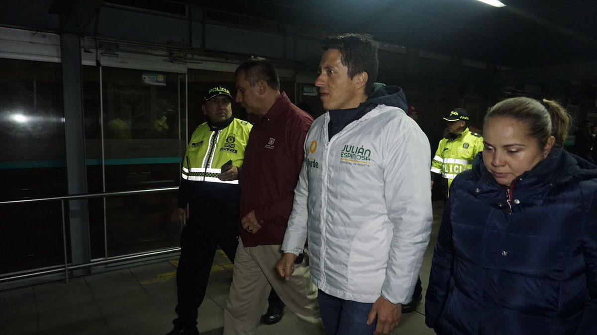 #AEstaHora Estamos con <a href="/SeguridadBOG/">Secretaría de Seguridad BOG</a> acompañando el operativo en <a href="/TransMilenio/">TransMilenio</a> y algunas zonas del centro de la ciudad, con policías encubiertos identificando los focos de criminalidad como ollas de microtráfico, licor adulterado, hurto y prostitución infantil. #SeguridadVital