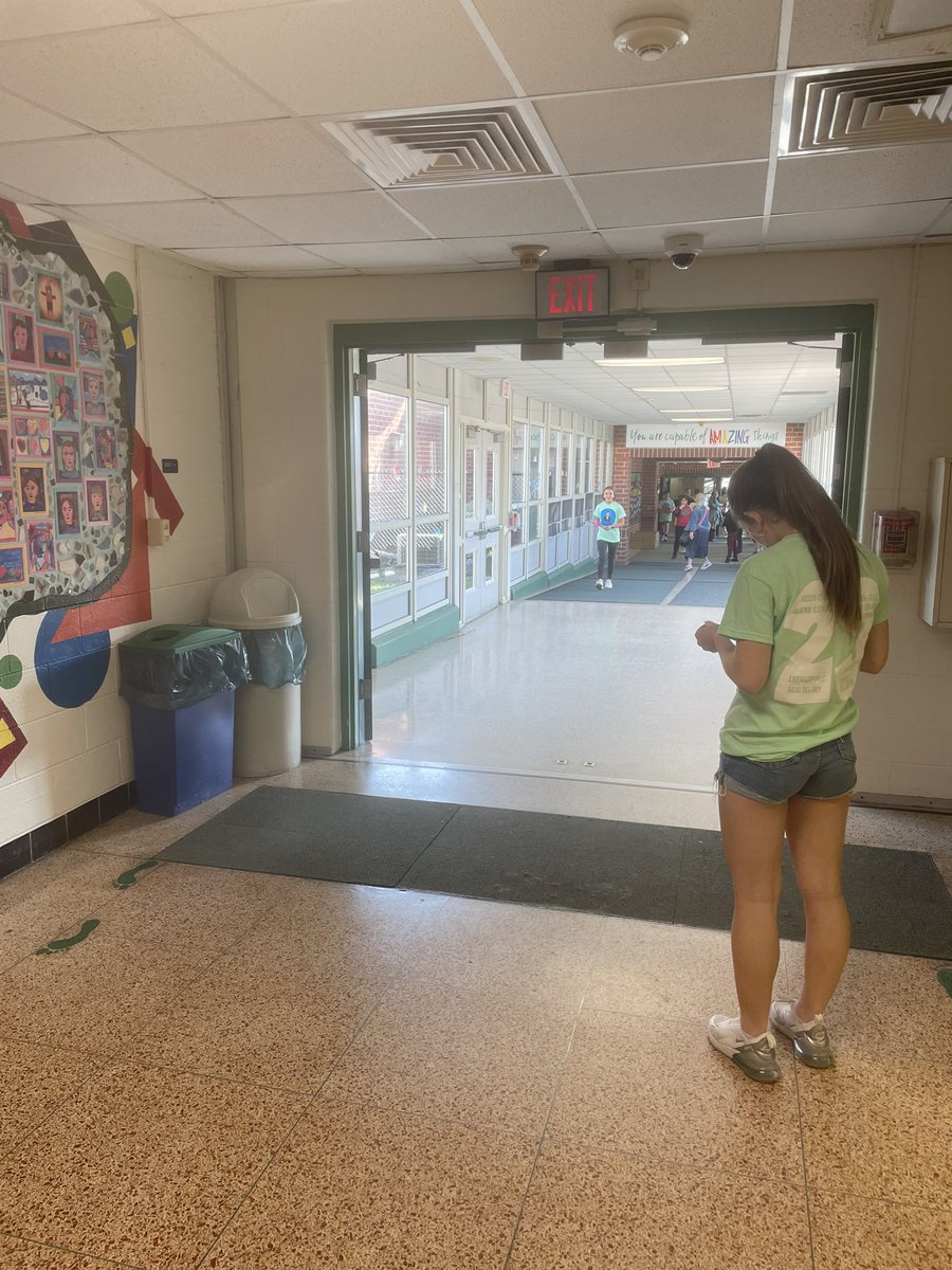 Advanced 8th grade Ss completed their Búsqueda de Tesoro project! They wrote their own clues and hid them around the school for each other to find!