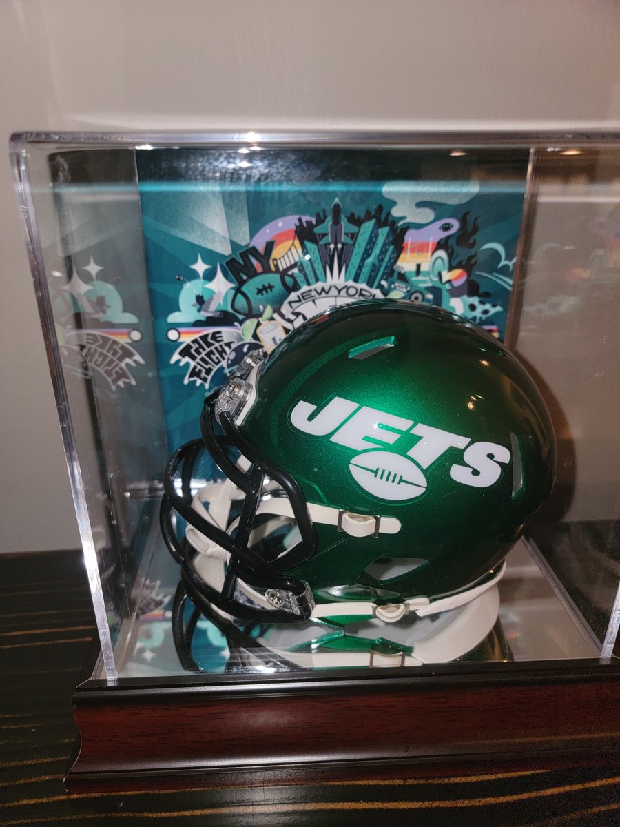 up250's tweet photo. I need to throw out a huge thank you to @jasonnaylornyc, one of my favorite artists! Knowing I am one of only a few people in Web3 who is a Jets fan (or at least one of a few willing to admit it), he hooked me up with this really cool memento. 
@nyjets 
@garyvee, you want one? https://t.co/Vy77Hi7twe