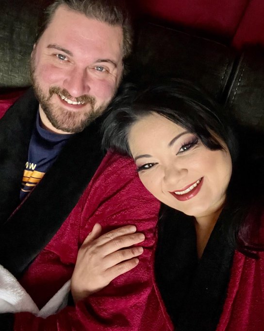 2 pic. He got us matching robes and a “Horror Movie Watching Blanket” ❤️‍🔥❤️‍🔥❤️‍🔥 https://t.co/fLZN