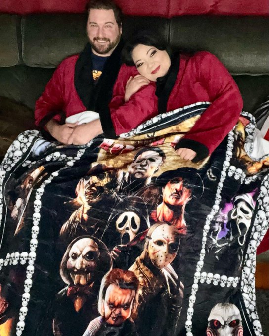 3 pic. He got us matching robes and a “Horror Movie Watching Blanket” ❤️‍🔥❤️‍🔥❤️‍🔥 https://t.co/fLZN