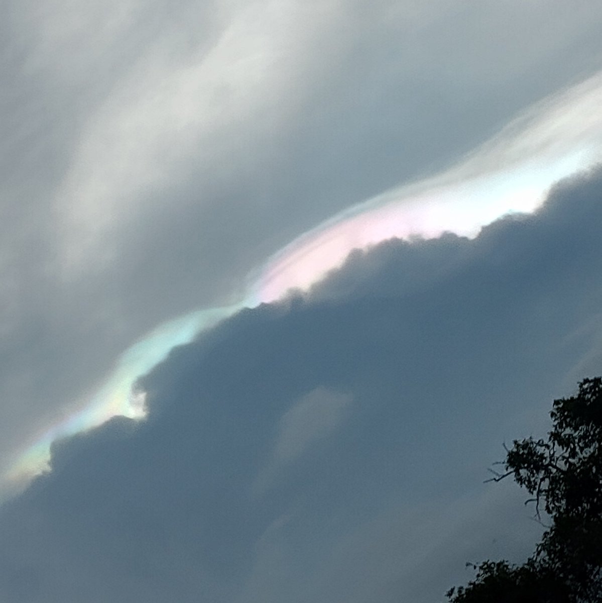 mitystdx's tweet image. gente olha q arco íris doido que eu vi hoje, nem sei se isso é um arco iris mas eu achei muito muito lindo de se ver