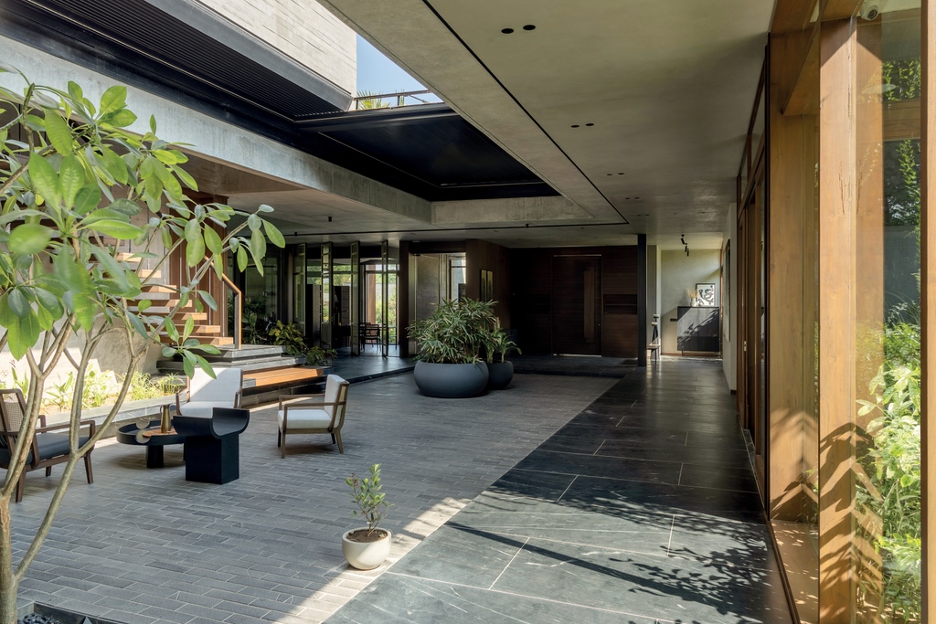 elledecorindia's tweet photo. #AlongCameSpring Arpan Shah and his team at Modo Designs, along with interior design firm STUDIO-IN-DTALE and landscape designer Prabhakar B. Bhagwat creates this bungalow that blends into the landscape of the one acre property.
#elledecor #elledecorindia #februarymarch #homes https://t.co/vZ0vClT7TG