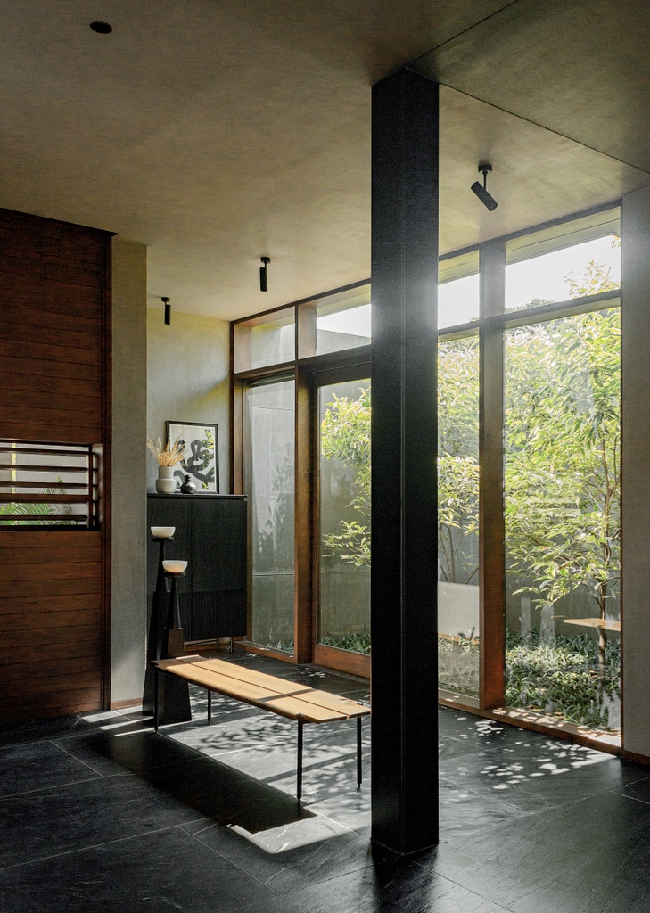 elledecorindia's tweet photo. #AlongCameSpring Arpan Shah and his team at Modo Designs, along with interior design firm STUDIO-IN-DTALE and landscape designer Prabhakar B. Bhagwat creates this bungalow that blends into the landscape of the one acre property.
#elledecor #elledecorindia #februarymarch #homes https://t.co/vZ0vClT7TG