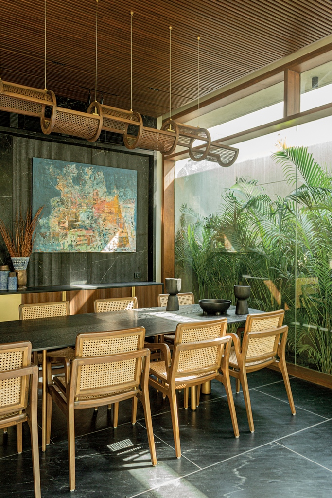 elledecorindia's tweet photo. #AlongCameSpring Arpan Shah and his team at Modo Designs, along with interior design firm STUDIO-IN-DTALE and landscape designer Prabhakar B. Bhagwat creates this bungalow that blends into the landscape of the one acre property.
#elledecor #elledecorindia #februarymarch #homes https://t.co/vZ0vClT7TG