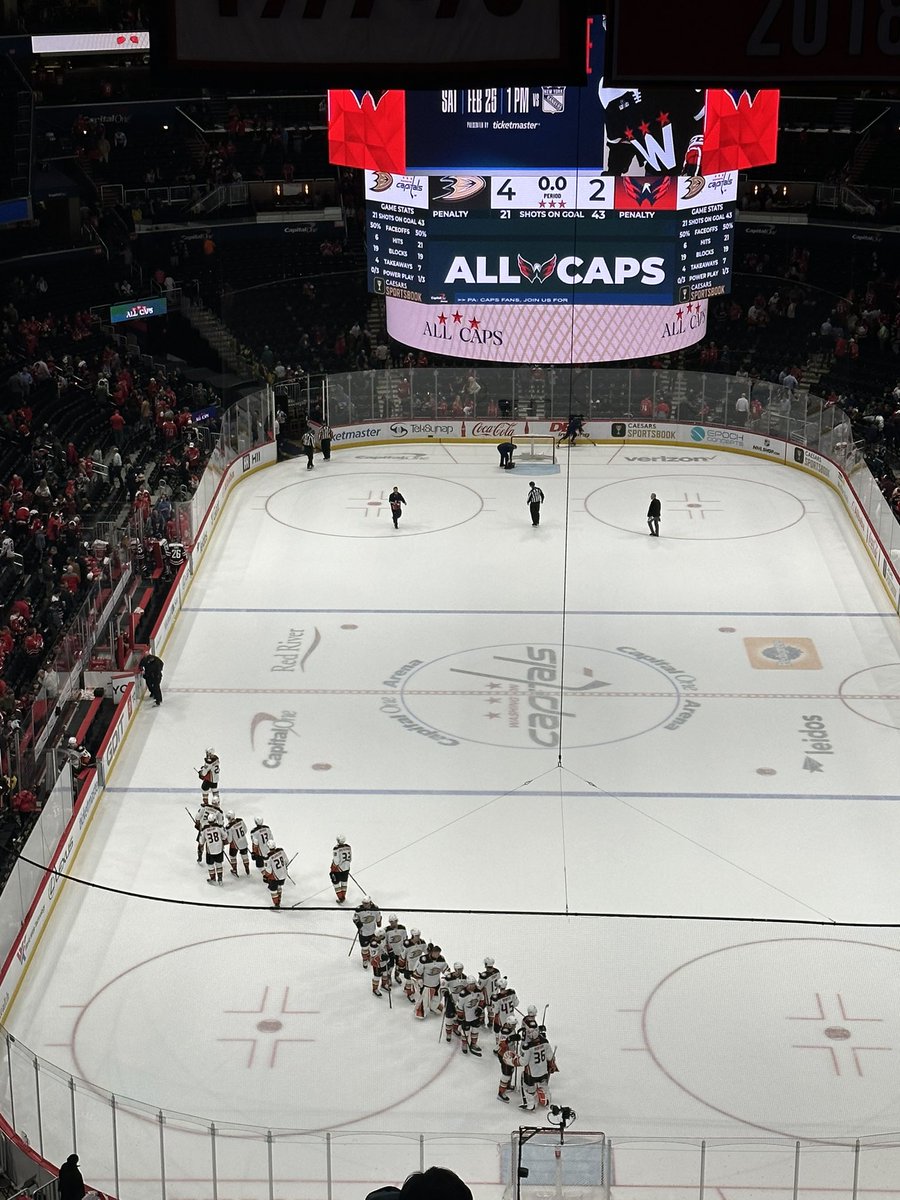 A rare sight this season. DUCKS WIN!
#FlyTogether