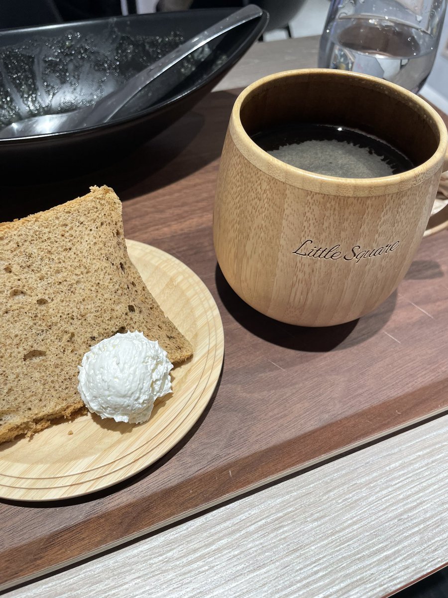 おまけのサイズじゃないデザートにコーヒーまで付いてカレーが1200円てコスパ鬼だな
カレーも具沢山でマジで美味い
 #LITTLESQUARE