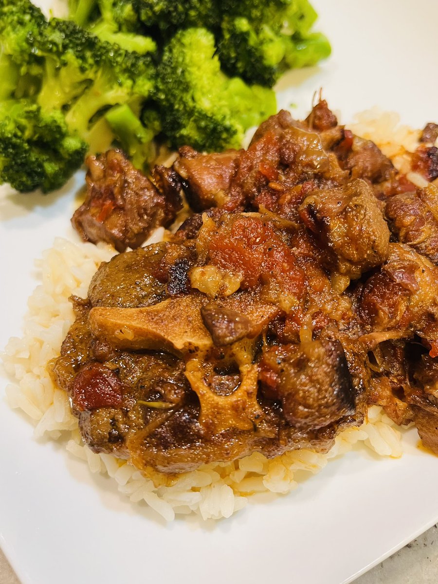 Dinner– Oxtails over rice with broccoli on the side.😋

#Foodie #HomeCookedMeals #NutritionwLB