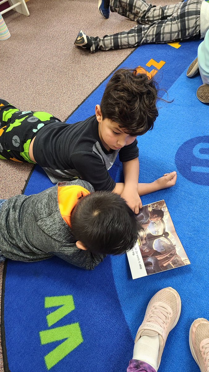 Mrs_stone_3's tweet photo. Reading with our kindergarten buddies! @Principal_SES @murielskinders https://t.co/wIKkIa3RnA