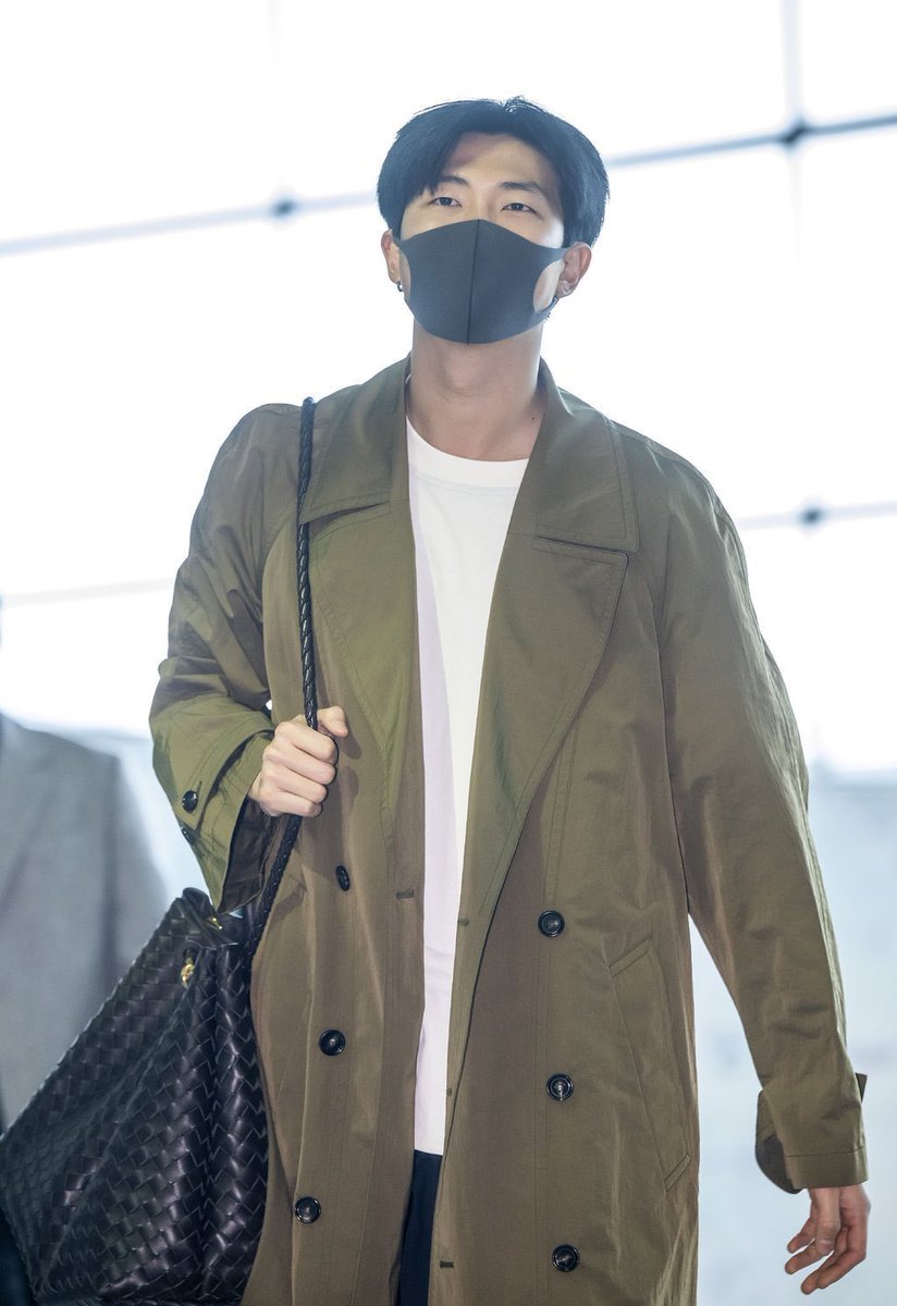 italianarmyfam_'s tweet photo. 🚨 NIENTE PANICO MA…Namjoon è appena partito per Milano, dove assisterà alla sfilata di Bottega Veneta domani 25 Febbraio alle 20:00🇮🇹. La location è segreta!

HAVE A SAFE FLIGHT NAMJOON 💜✈
#RMxBOTTEGAVENETA https://t.co/3q9pEmuPT9