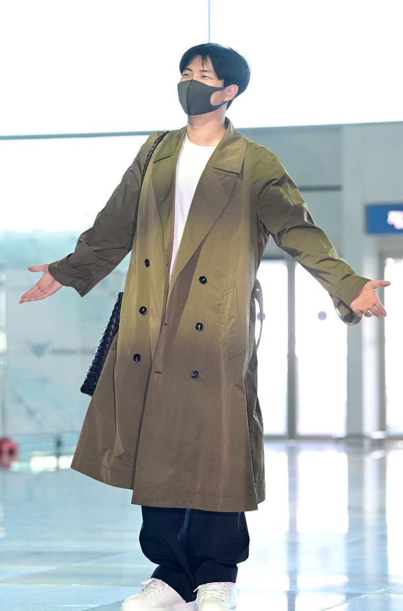 italianarmyfam_'s tweet photo. 🚨 NIENTE PANICO MA…Namjoon è appena partito per Milano, dove assisterà alla sfilata di Bottega Veneta domani 25 Febbraio alle 20:00🇮🇹. La location è segreta!

HAVE A SAFE FLIGHT NAMJOON 💜✈
#RMxBOTTEGAVENETA https://t.co/3q9pEmuPT9