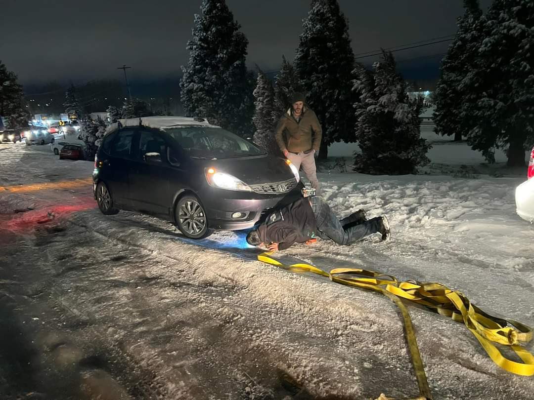 KCookKGW's tweet image. After yesterday’s misery, this is the story I needed to hear! At 11, meet the angel who towed more than 20 people to safety, from NE 82nd &amp;amp; Columba. He came to rescue his buddy, then stayed until 6 a.m. to help everyone else. For free.