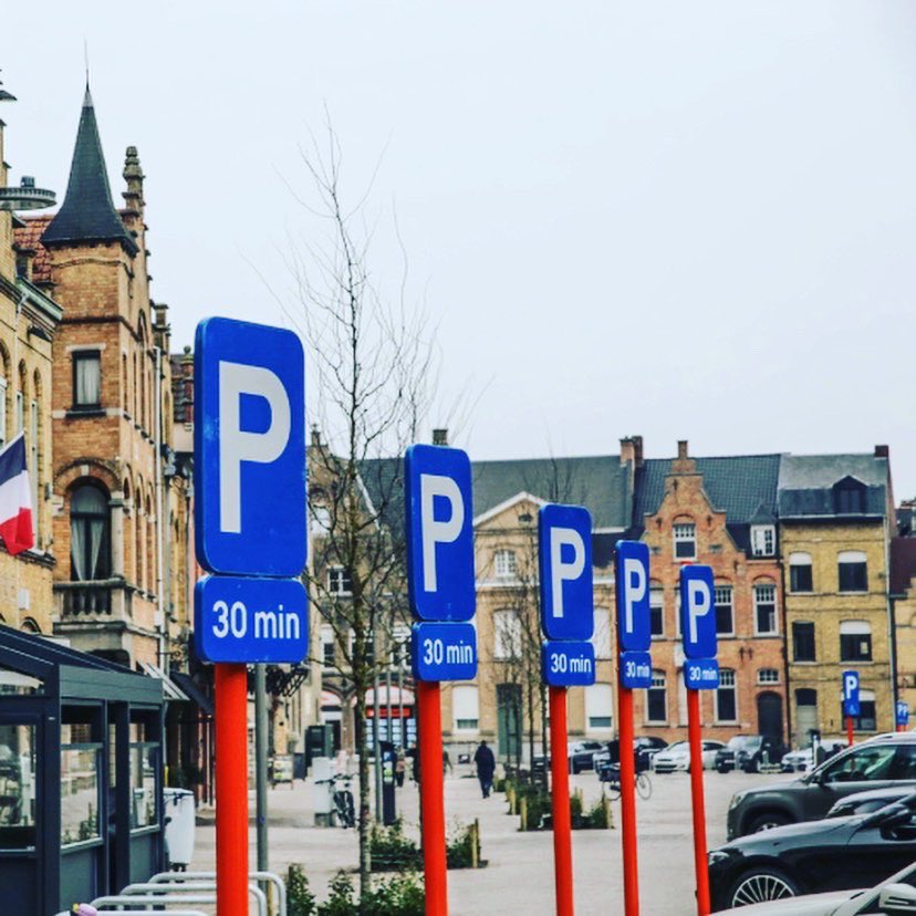 GroenIeper's tweet image. Meer borden dan bomen. 🪧 
Meer camera’s dan bomen. 📷 

Het had anders gekund, de Leet is een gedrocht geworden door een politiek compromis waar gedurfde keuzes geen deel van waren. 👇🌳