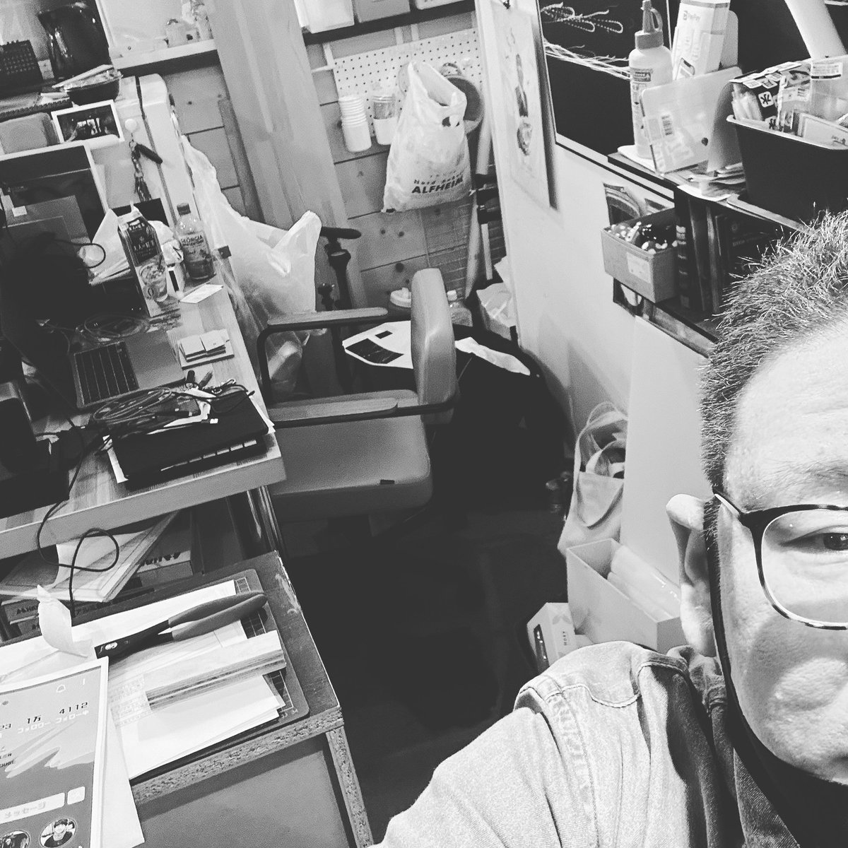 rj_graphics's tweet image. 今日はPLANT(Lab @ARTLabOMM )におるよ。
気づいたら滝本氏が模様替えしててデスクが隣同士になってました(笑
近くなったのでそのうちに何かドッキリを仕掛けたいと思います。
 
#ARTLabOMM