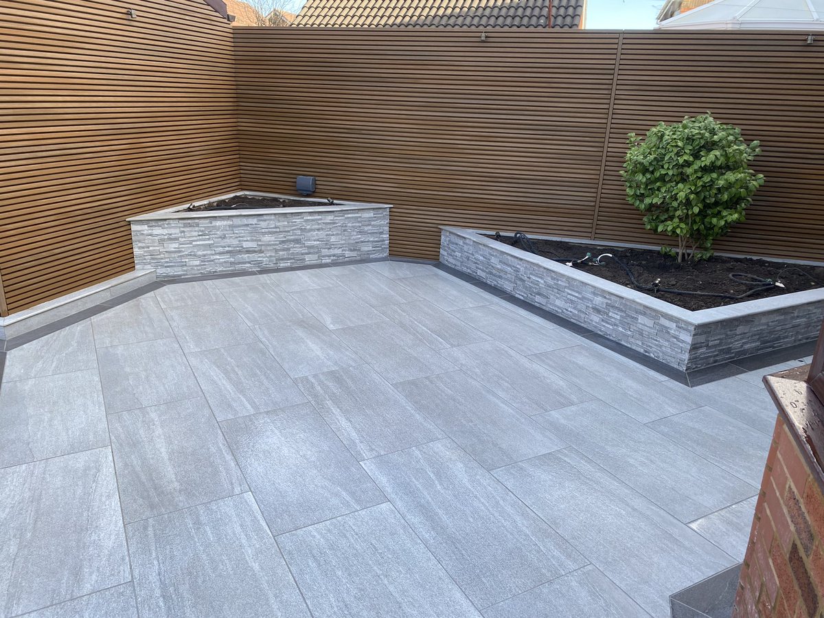 pdgstonecraft's tweet photo. Cleaning off on our last day, looking forward to seeing this planted. 

#paving 
#pavingexperts
#pavingstonedesign 
#pavements  
#pavingspecialist 
#landscapedesign 
#landscaping 
#gardendesign 
#gardenlighting 
#porcelain 
#paving 
#compositefencing 
#fugabella
#ziplevel https://t.co/MvRapGCm7R