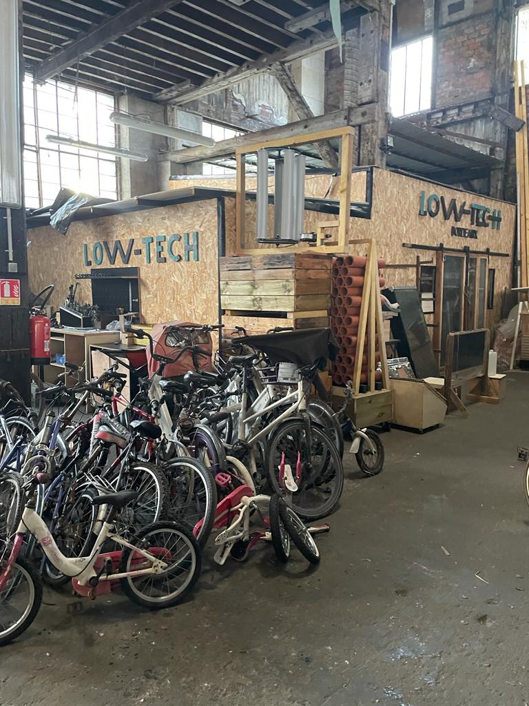 RFFLabs's tweet photo. @FondationOrange ... auprès des makers locaux. L'après-midi a été rythmé par des ateliers de co-développement sur des problèmes concrets des membres comme la production, le financement ou la communication puis une visite de ce lieu extraordinaire qu'est le #GarageModerne. https://t.co/tgvPkc5Q77