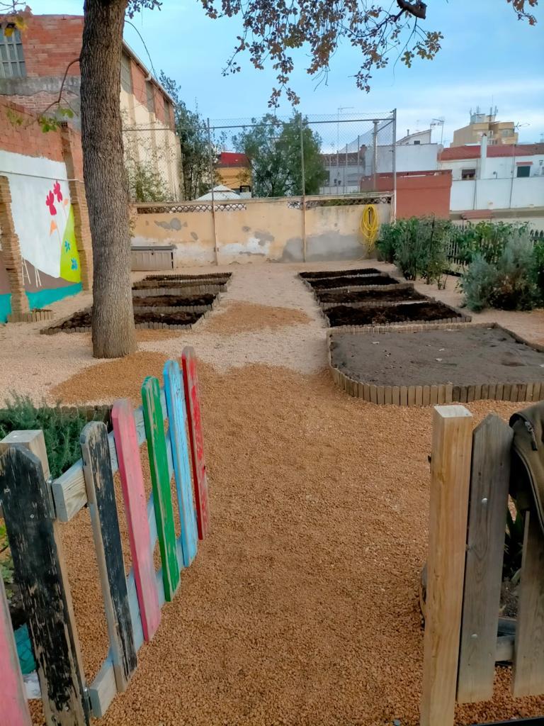 AfalaLio's tweet photo. *Avui l’hort de La Lió es torna a posar en marxa!*
Necessitem voluntaris/es per venir a treballar-lo amb els infants els divendres al matí. 
Poseu-vos en contacte amb la vostra delegada. https://t.co/WZM3wM06El
