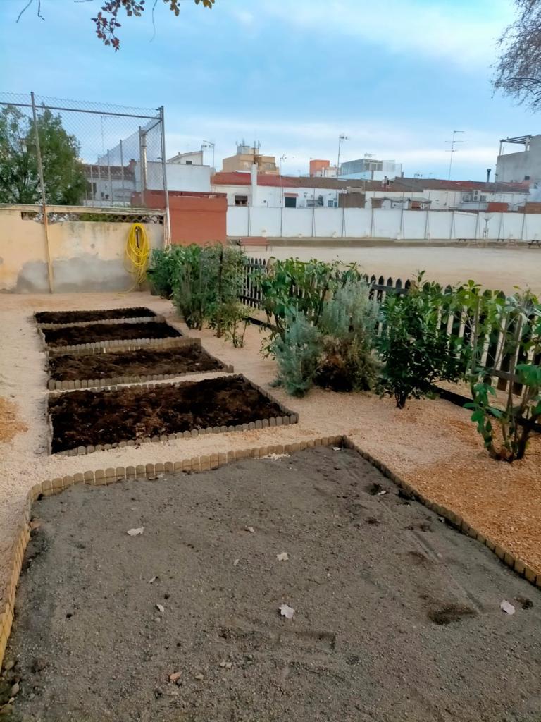 AfalaLio's tweet photo. *Avui l’hort de La Lió es torna a posar en marxa!*
Necessitem voluntaris/es per venir a treballar-lo amb els infants els divendres al matí. 
Poseu-vos en contacte amb la vostra delegada. https://t.co/WZM3wM06El