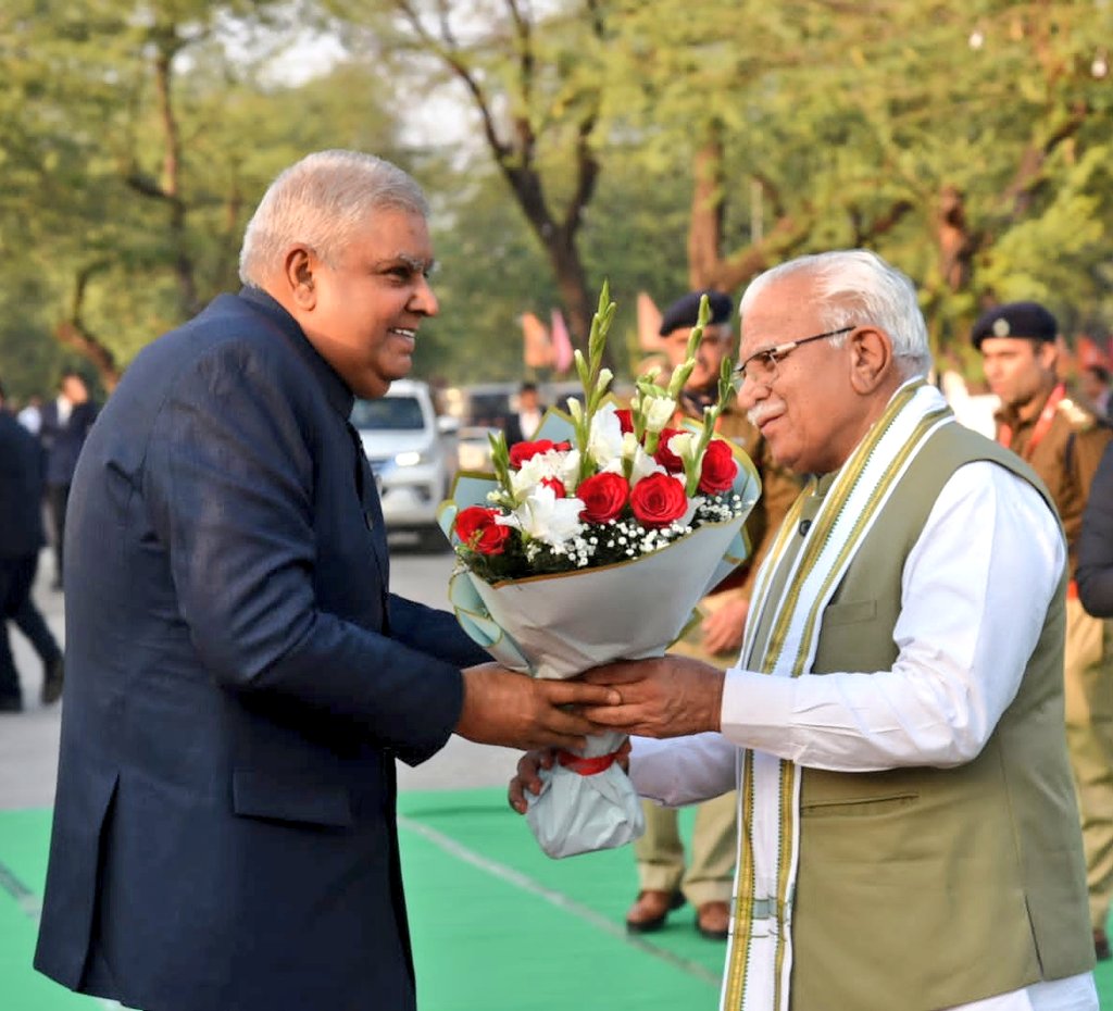 Hon'ble Vice President, Shri <a href="/Jagdeepdhankad/">Jagdeepdhankhar</a>  being welcomed by Shri Manohar Lal Ji, Hon'ble Chief Minister of Haryana, on his arrival at Surajkund Mela Grounds in Faridabad. #SurajkundMela2023 
<a href="/cmohry/">CMO Haryana</a>  
#Surajkund #haryanatourism #crafts #fair #tradition #culture #art