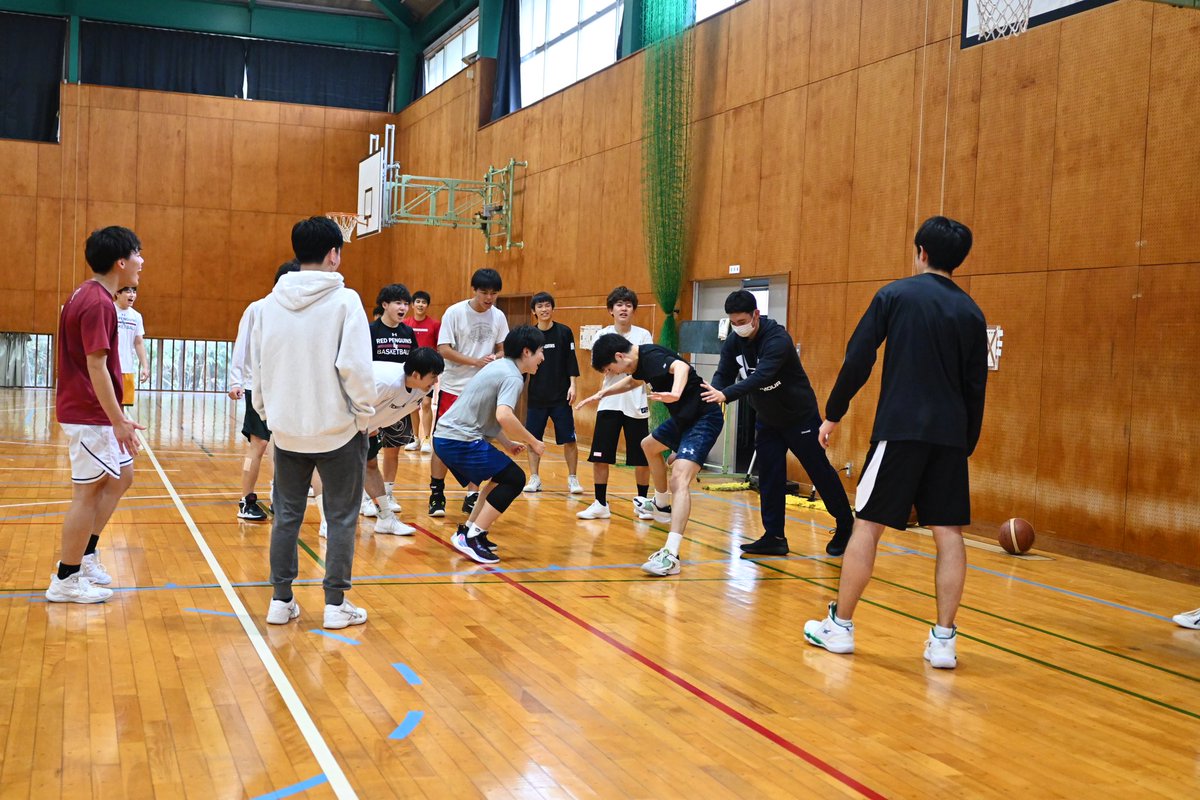 ikkyobb's tweet photo. 千葉県白子町での4泊5日の合宿が終わりました。過酷なメニューが続く中で仲間を鼓舞し合いながら乗り越え、チームの一体感が増しました!
4月の国公立戦、トーナメント戦に向けて今後も練習に励んでいきます🔥🔥
#一橋大学バスケ部
#一橋大学バスケットボール部
#redpenguins https://t.co/W7WCrPlibt