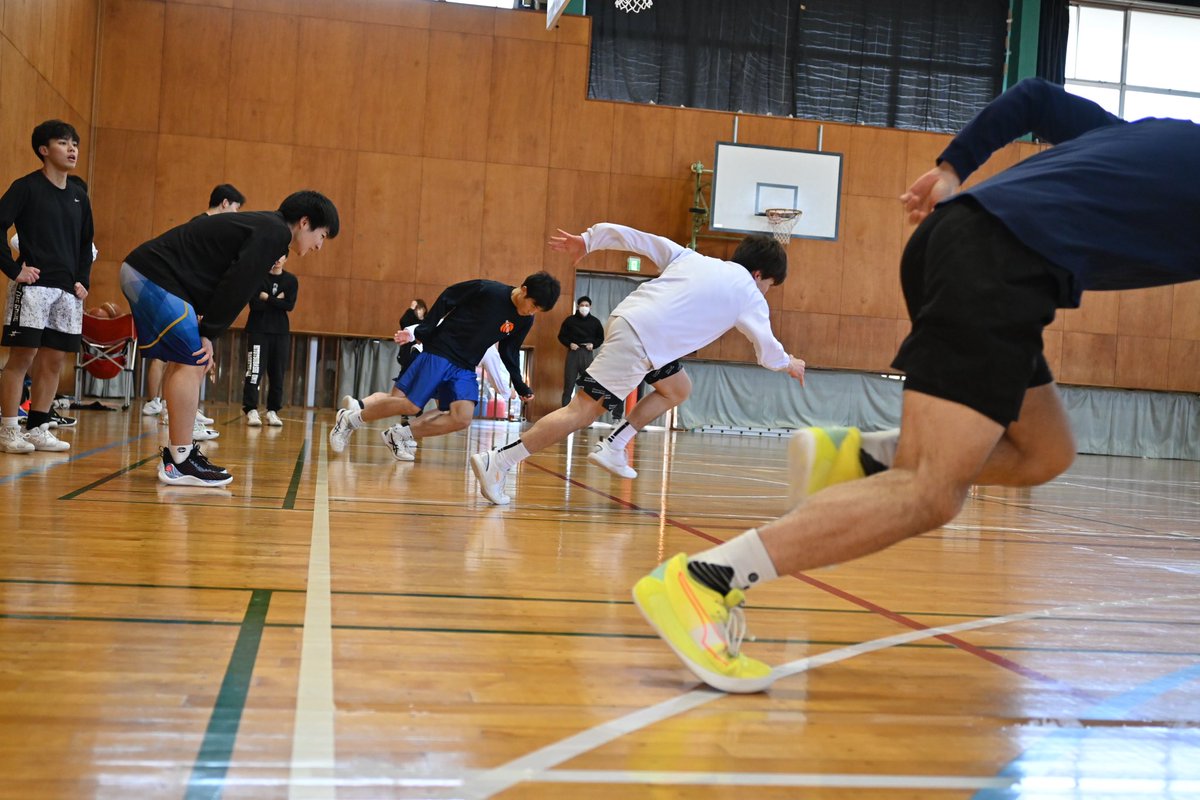 ikkyobb's tweet photo. 千葉県白子町での4泊5日の合宿が終わりました。過酷なメニューが続く中で仲間を鼓舞し合いながら乗り越え、チームの一体感が増しました!
4月の国公立戦、トーナメント戦に向けて今後も練習に励んでいきます🔥🔥
#一橋大学バスケ部
#一橋大学バスケットボール部
#redpenguins https://t.co/W7WCrPlibt