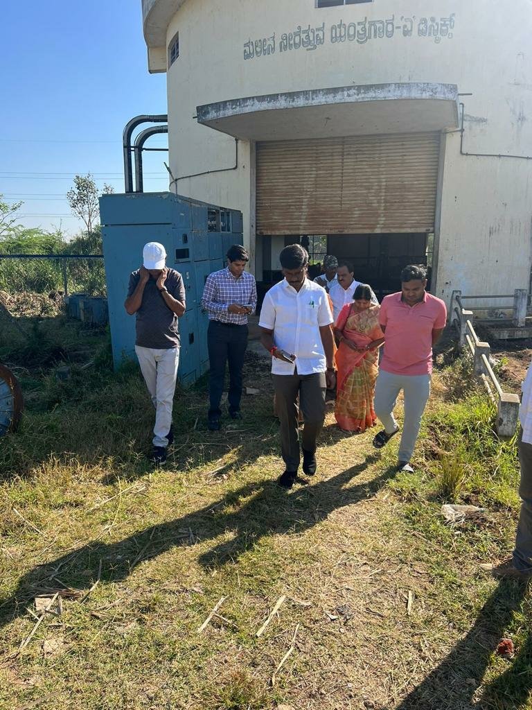 ShivakumarMayor's tweet image. ಉಪ ಮಹಾಪೌರರು  ಮತ್ತು ಮಾನ್ಯ ಆಯುಕ್ತರು ಮತ್ತು ವಲಯ ಆಯುಕ್ತರು ಹಾಗೂ ಅಭಿವೃದ್ಧಿ ಅಧಿಕಾರಿ  ಮತ್ತು ಇನ್ನಿತರೆ ಅಧಿಕಾರಿಗಳೊಂದಿಗೆ   ರಾಯನಕೆರೆ S. T. P ಸ್ಥಳ ಪರಿಶೀಲನೆ ನಡೆಸಿ ಬಾಕಿ ಇರುವ ಕಾಮಗಾರಿಗಳನ್ನು ಪೂರ್ಣಗೊಳಿಸಲು ಕೂಡಲೇ ಕ್ರಮವಹಿಸುವಂತೆ ಸಂಬಂಧಪಟ್ಟ ಅಧಿಕಾರಿಗಳಿಗೆ ಸೂಚಿಸಲಾಯಿತು.
#CleanCity #GreenCity #Devolopment