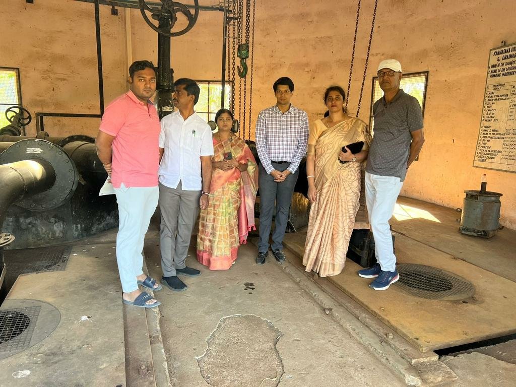 ShivakumarMayor's tweet image. ಉಪ ಮಹಾಪೌರರು  ಮತ್ತು ಮಾನ್ಯ ಆಯುಕ್ತರು ಮತ್ತು ವಲಯ ಆಯುಕ್ತರು ಹಾಗೂ ಅಭಿವೃದ್ಧಿ ಅಧಿಕಾರಿ  ಮತ್ತು ಇನ್ನಿತರೆ ಅಧಿಕಾರಿಗಳೊಂದಿಗೆ   ರಾಯನಕೆರೆ S. T. P ಸ್ಥಳ ಪರಿಶೀಲನೆ ನಡೆಸಿ ಬಾಕಿ ಇರುವ ಕಾಮಗಾರಿಗಳನ್ನು ಪೂರ್ಣಗೊಳಿಸಲು ಕೂಡಲೇ ಕ್ರಮವಹಿಸುವಂತೆ ಸಂಬಂಧಪಟ್ಟ ಅಧಿಕಾರಿಗಳಿಗೆ ಸೂಚಿಸಲಾಯಿತು.
#CleanCity #GreenCity #Devolopment