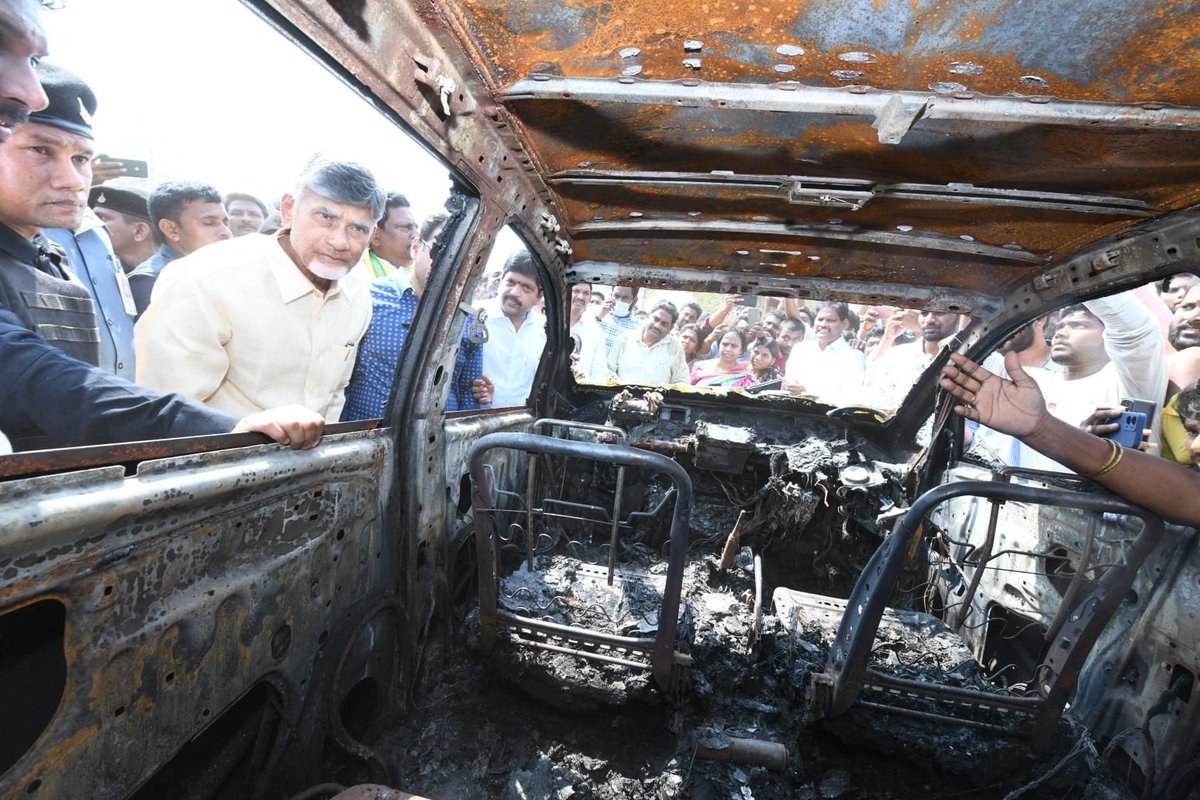 ncbn's tweet photo. ఇటీవల వైసీపీ మూకల దాడిలో ధ్వంసమైన గన్నవరం టీడీపీ కార్యాలయాన్ని, తగలబెట్టిన వాహనాలను ఈరోజు పరిశీలించాను. దాడికి గురైన పార్టీ రాష్ట్ర కార్యదర్శి దొంతు చిన్నా కుటుంబ సభ్యులను, ఇతర పార్టీ నేతలను పరామర్శించాను.
#EmergencyInAP
#DemocracyKilledAtGannavaram https://t.co/emzVtGhNXl
