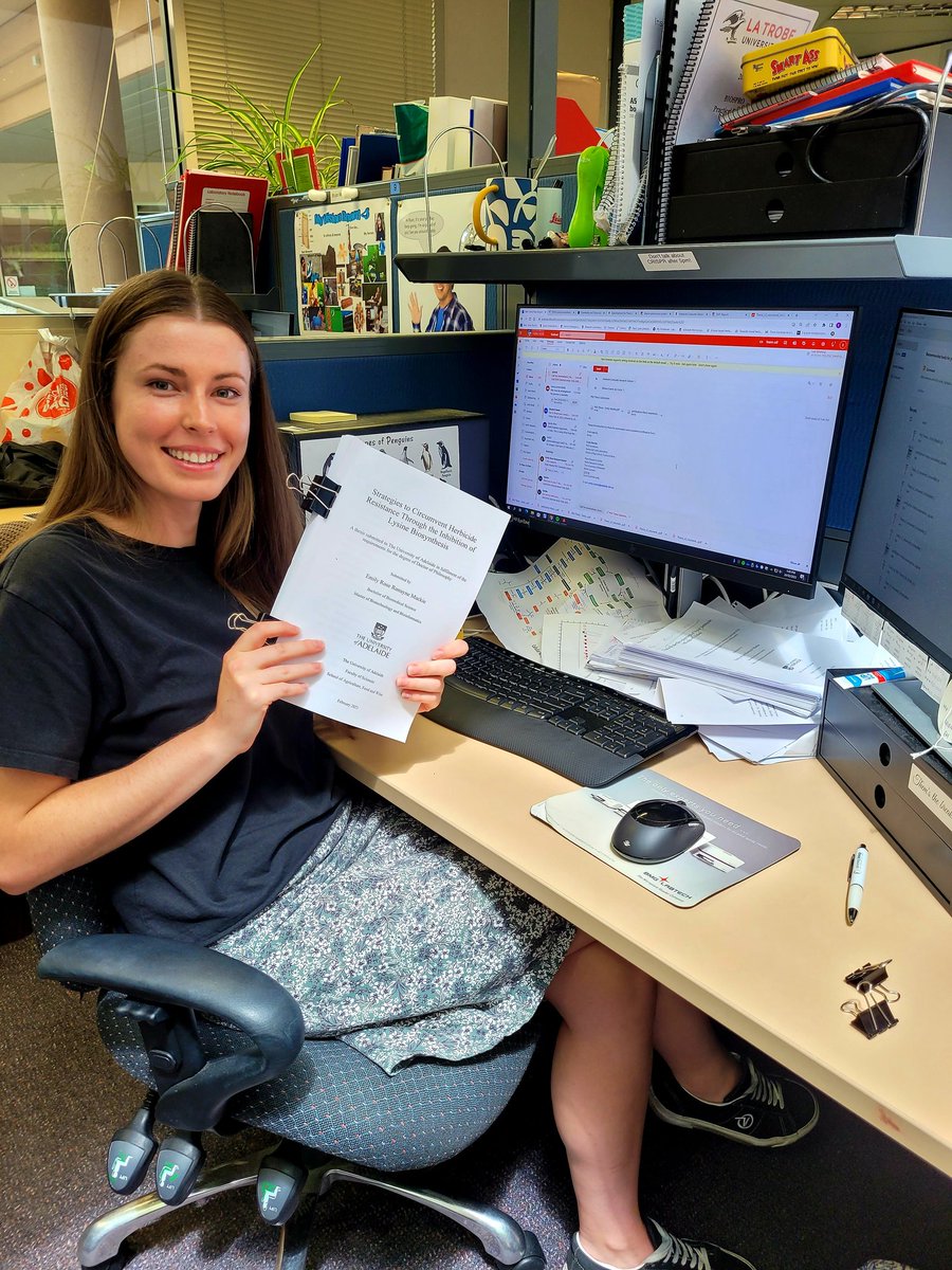 Huge congratulations to @BiochemEm__ for submitting her PhD thesis today 🥳 I'm so incredibly proud of everything you have achieved 🙌 #proudsupervisor #womeninSTEM @waiteresearch @UofA_SET @UniofAdelaide