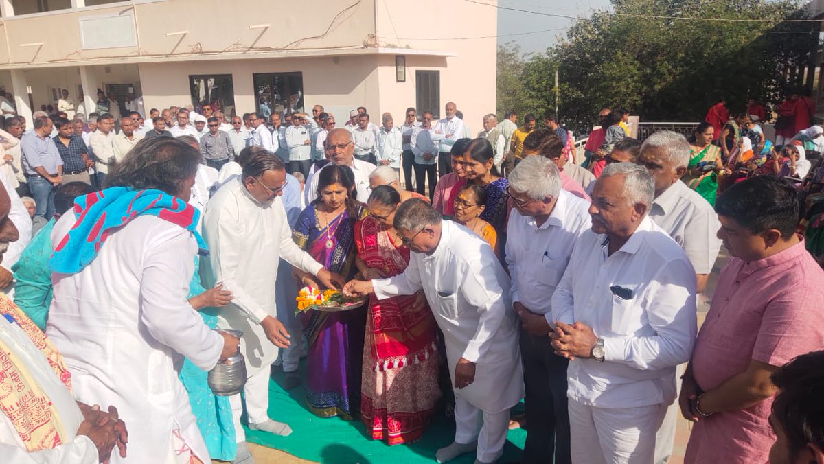 ambalalpokar's tweet photo. ઉમિયા માતાજી સંસ્થાન વાંઢાય ખાતે અમૃત મહોત્સવ ના પ્રથમ ચરણ મા વિજય સ્તંભ આહોરણ નું સ્થાપન ઉસ્તવ મા જોડાવાનું સૌભાગ્ય પ્રાપ્ત થયું
#ઉમિયા #ઉમાં #ઉમા #ઉમાજી #ઉમિયામા #umiyamataj #umiyamataji #umiyadham #उमिया #umiyamaa #Umiya #VUF #Umiyaji https://t.co/HZq9HrE5J3