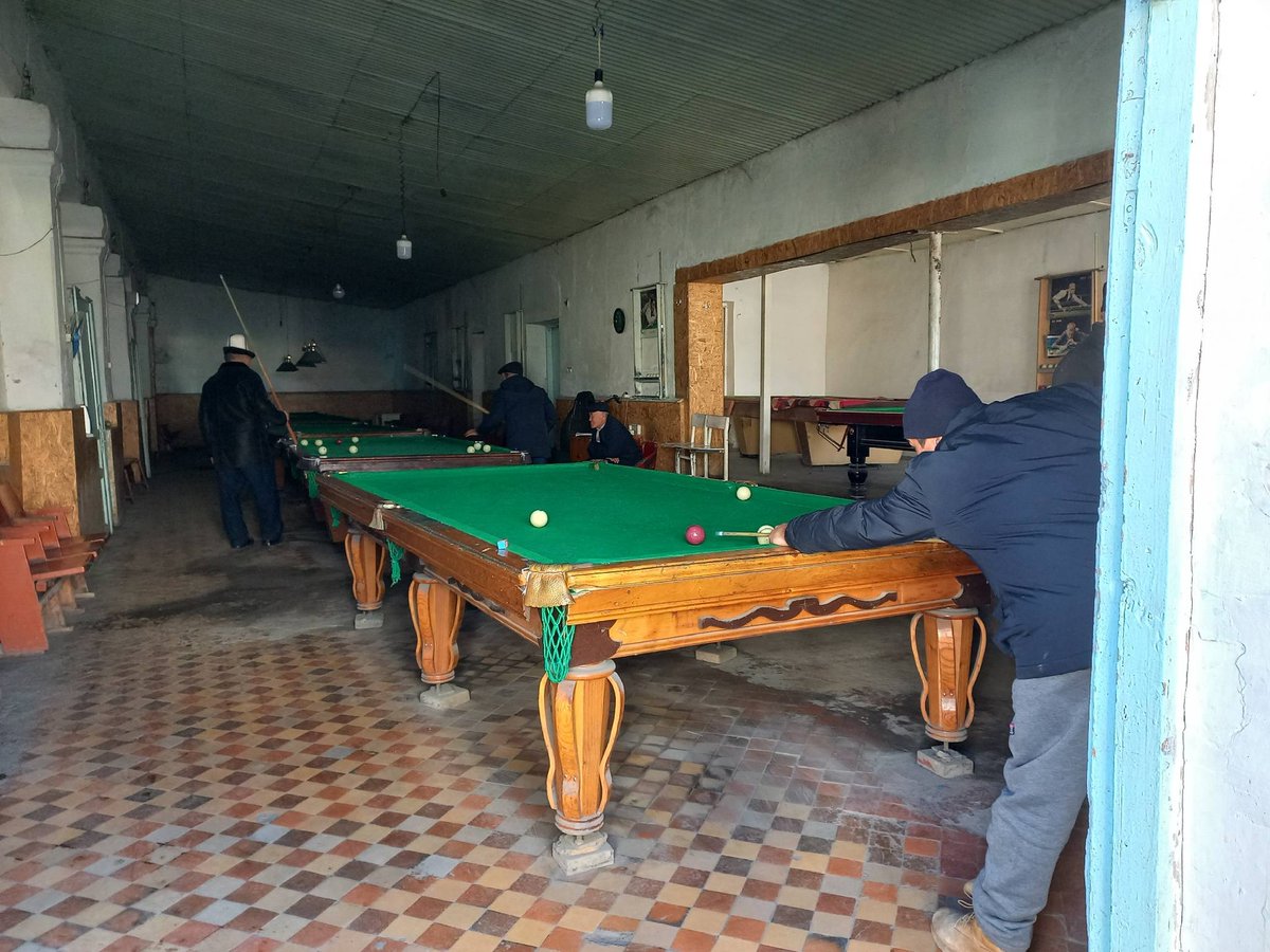 Novastan_De's tweet image. Billardsaloon Osch - Ein bisschen Wild-West Atmosphäre in Osch. Nur tragen die Cowboys hier Kalpak.

Foto: Davide Pilloni

#Kirgistan #FotoDesTages