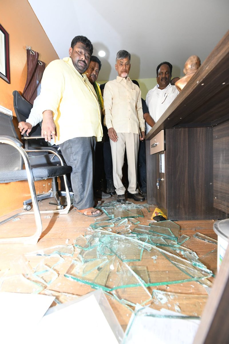 ncbn's tweet photo. ఇటీవల వైసీపీ మూకల దాడిలో ధ్వంసమైన గన్నవరం టీడీపీ కార్యాలయాన్ని, తగలబెట్టిన వాహనాలను ఈరోజు పరిశీలించాను. దాడికి గురైన పార్టీ రాష్ట్ర కార్యదర్శి దొంతు చిన్నా కుటుంబ సభ్యులను, ఇతర పార్టీ నేతలను పరామర్శించాను.
#EmergencyInAP
#DemocracyKilledAtGannavaram https://t.co/emzVtGhNXl