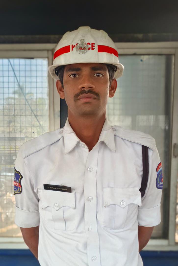 jsuryareddy's tweet photo. A traffic police turns life saver in Hyderabad. Traffic constable Rajashekhar of Rajendranagar PS of @CYBTRAFFIC  saved a life, immediately after performed #CPR. Appreciate by Telangana Health minister Harish Rao and CP @cpcybd  CP of @cyberabadpolice 

#Hyderabad #heartattack https://t.co/8DsF5Lsufd