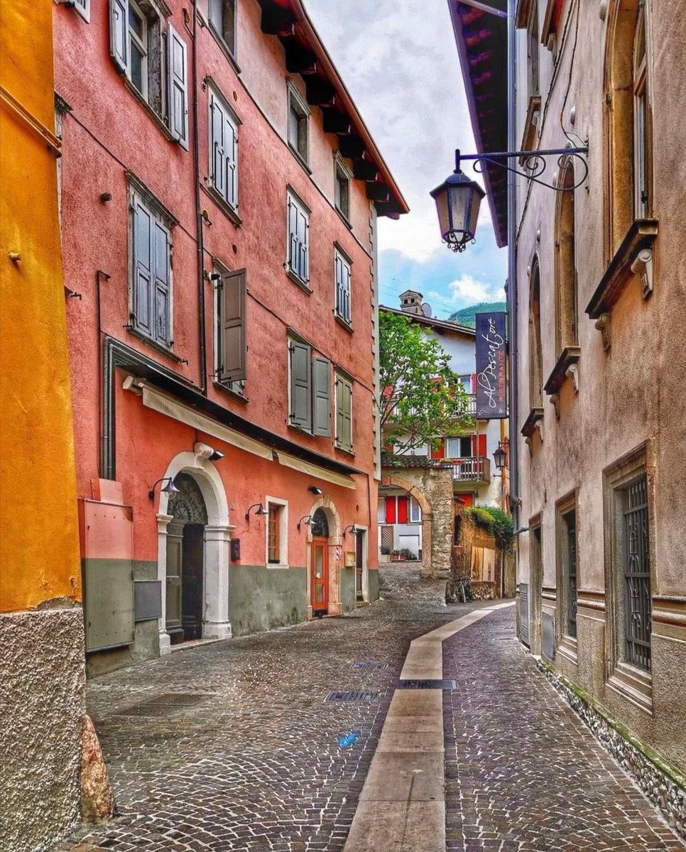 GardaOutdoors's tweet image. #Torbole sul Garda is one of the best known and most visited tourist centers. Wind for water sports and breathtaking views for those who love nature. 
#gardaoutdoors

👉🏼garda-outdoors.com/en/torbole-sul…

📸Marzia Piccinelli