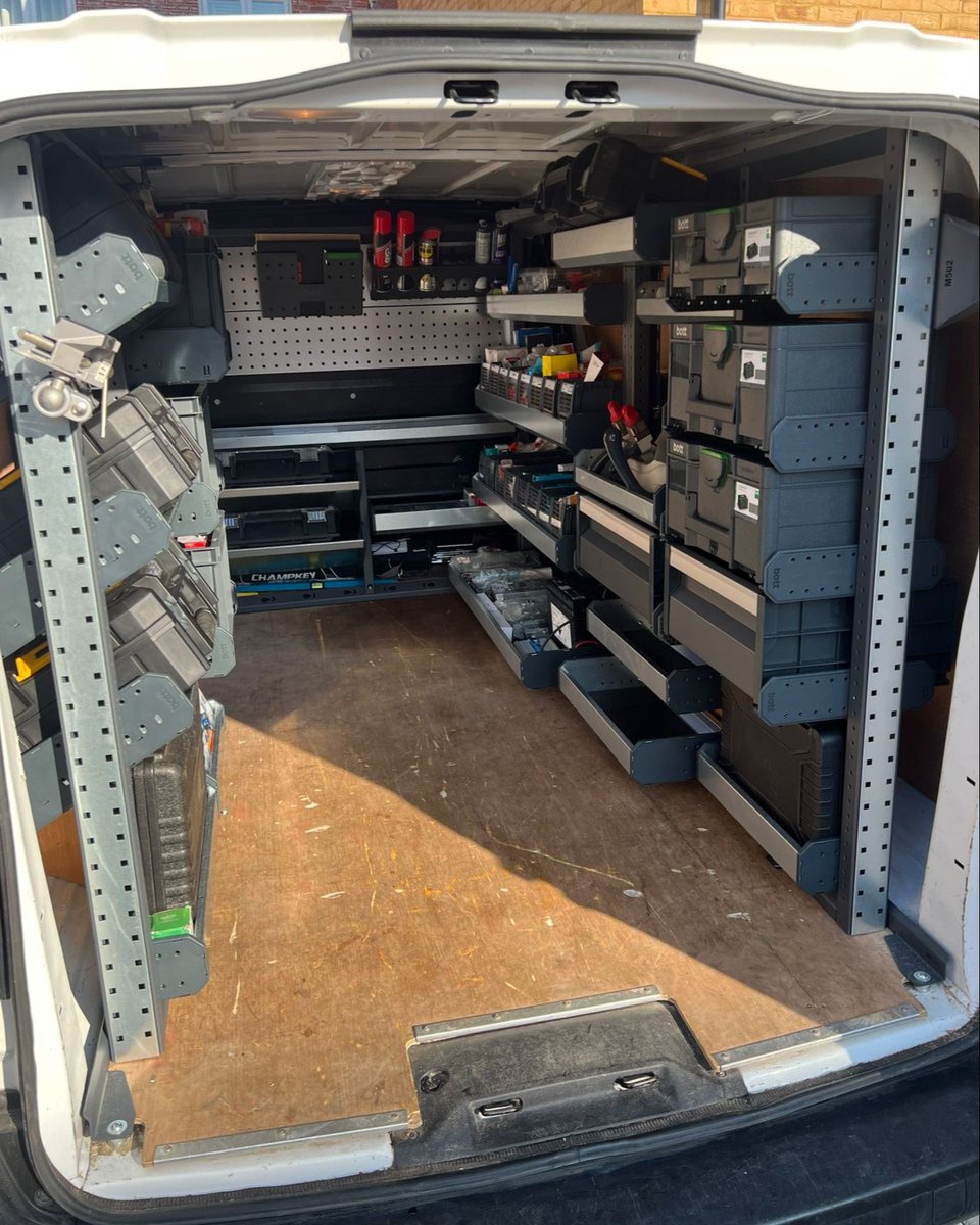 Lockin' things in place! 🔒💪🏼 #vanracking #racking #vanstorage #vanshelving #tools #toolstorage #festool #systainer3 #trade #vangoals #onthetools #locksmith #locksmiths #vauxhall #vivaro #Friday #fridayfeeling #fridaynight #bottmodulo3 #selffit #bottsmartvan #worksmartbott