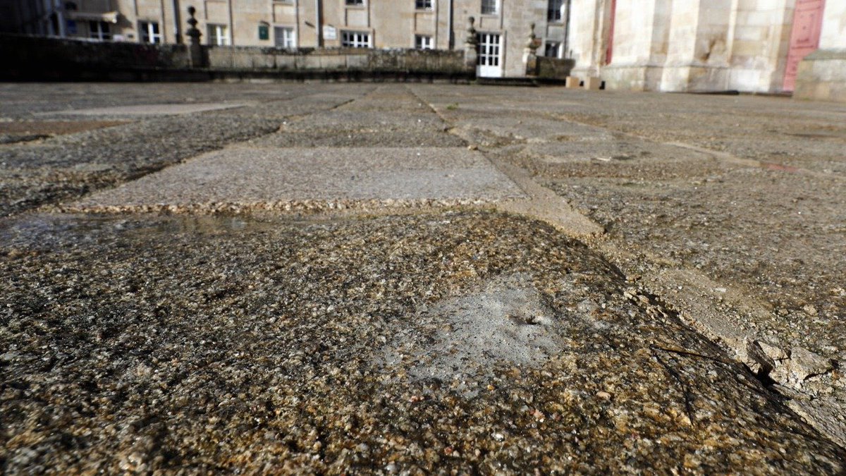 MaltratoPaisaxe's tweet photo. Taladran el atrio de la Catedral de Lugo para anclar unos simples carteles

#LUGOPATRIMONIOMUNDIAL 
https://t.co/k0pKE3BTiu @pgsarria @COAGLugo @ondacerolugo @lugocaraominho @PortaFalsa @visitalugo https://t.co/zLW3iXAvbs