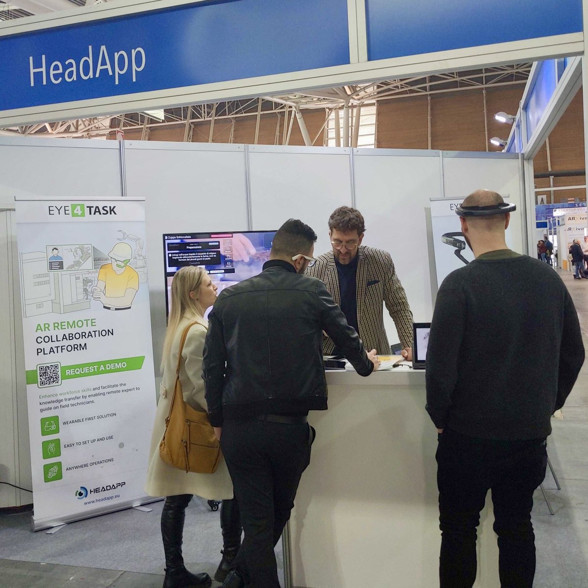 HeadApp tweet media