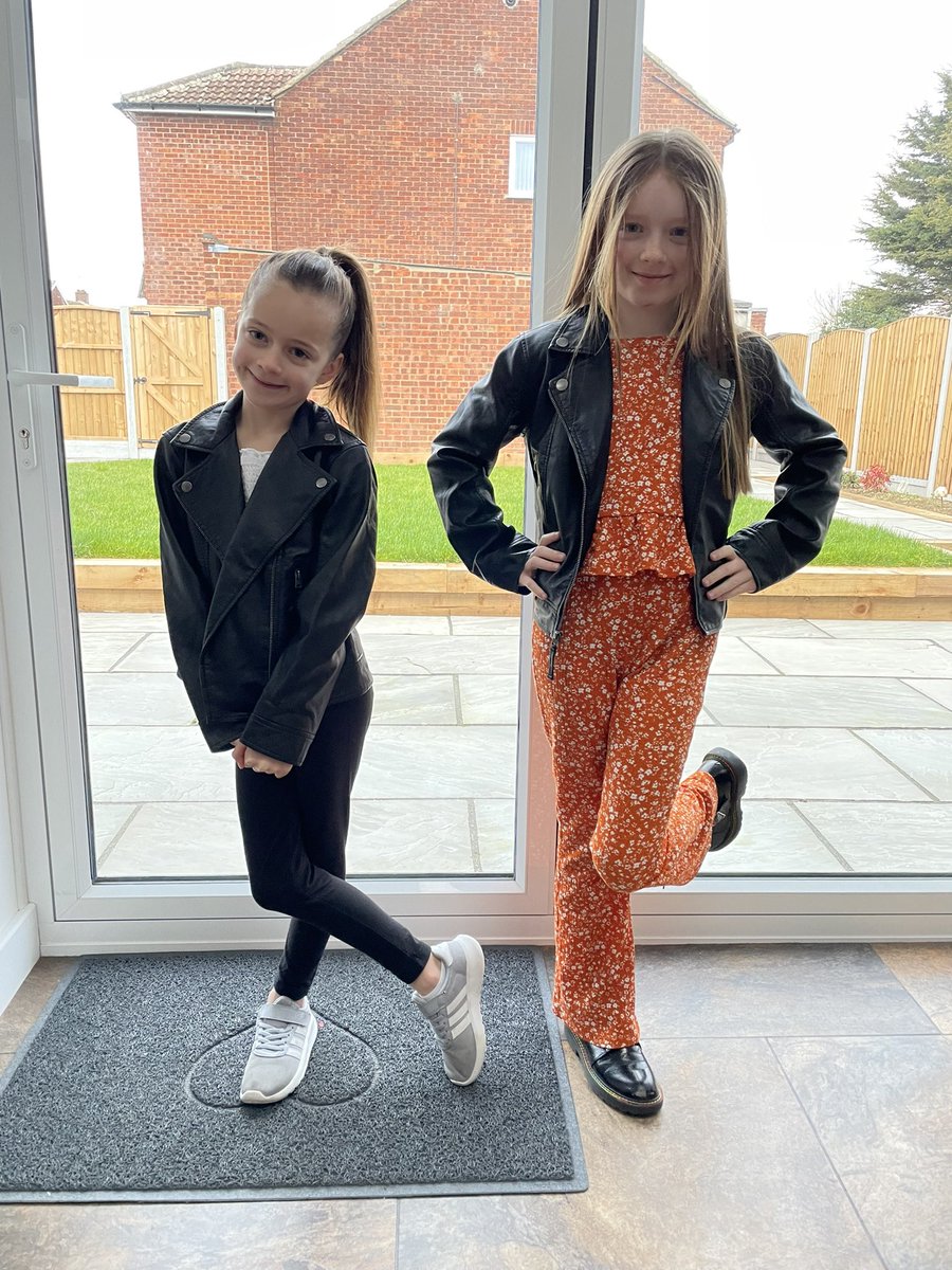 The girls are excited for <a href="/ArthurBugler/">Arthur Bugler</a>’s ‘Drop Everything and Sing’ today for <a href="/StLukesHospiceB/">St. Luke's Hospice (Basildon & District)</a>! Such a great charity and lovely idea to raise money for a brilliant cause…