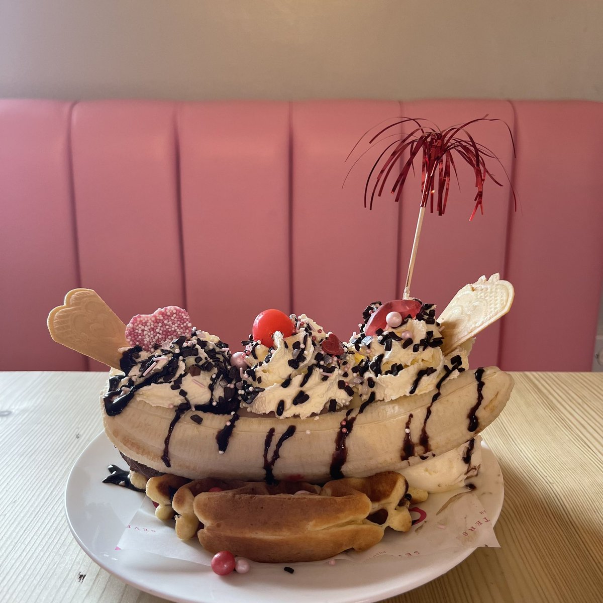 🍌The Banana Split Waffle is here 
🧇All the scoops of a banana split 
🍌Served on a waffle ! 
🧇This ones a game changer 
🍌Classed as one of your five a day surely 
🧇Happy Friday ice cream fans 
#bananasplitwaffle #bananasplit #poshicecream #icecreamlover #icecreamshop