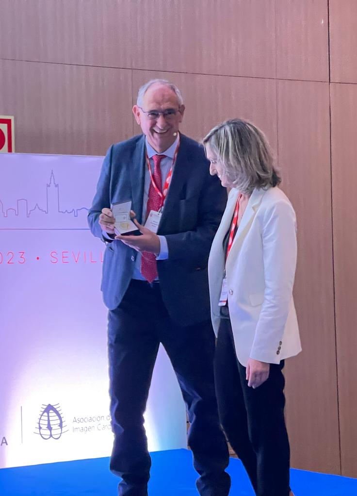 Compartim amb tu una fotografia de l'entrega de la Medalla d'Or de l'@imagen_sec al president de la @catcardio, el Dr. Artur Evangelista Masip. De nou, des de la Societat Catalana de Cardiologia, li donem la més sincera enhorabona 🎉