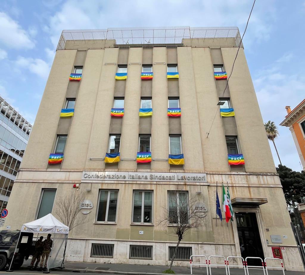 CislNazionale's tweet image. #LuigiSbarra: “Ad un anno dall’inizio della guerra oggi tutta la Cisl è accanto al popolo ucraino per sostenere le ragioni di una #pacegiusta. Occorre convocare una conferenza internazionale per mettere fine al conflitto e ristabilire convivenza pacifica e rispetto tra i popoli”.