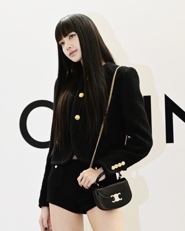 ParagonDepart's tweet photo. Captured LISA @lalalalisa_m, CELINE AMBASSADOR at @celine Pop-Up Store in Korea ✨

#LISAXCELINE
#LALISAatCelineKR #LISA #BLACKPINK #LISAXCELlNE #CELINE #LALISA #ลิซ่า https://t.co/g9kZBrdNUg