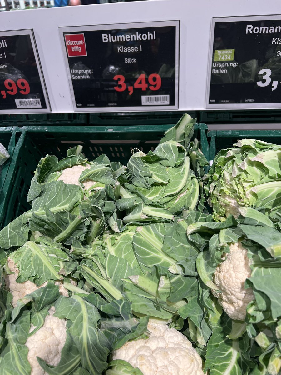 Blomkål som jeg tilfældigvis faldt over i Tyskland hvor jeg er idag koster 26kr (7%moms) og Bilka normalpris er 16kr bare for at sige at pris sammenligninger går alle veje. 
Ha en rigtig god fredag!