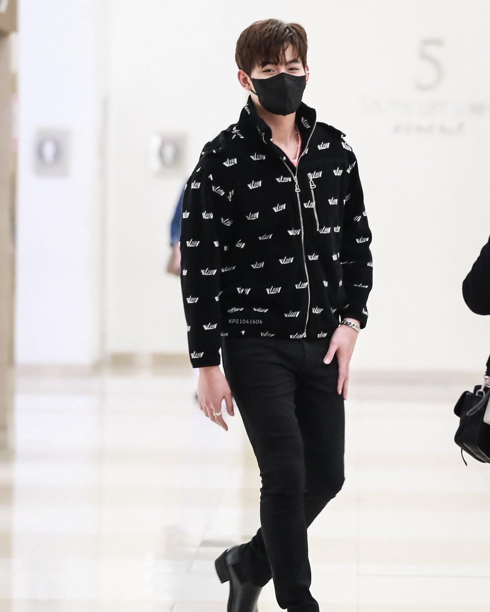 SUPPORT4OHM's tweet photo. IG ohm_thitiwat: 24.02.23

ขอฝากภาพยนตร์ Step up to runway ปลายทางฝัน ฉันมีเธอ ด้วยนะครับ วันนี้ทักโรงภาพยนตร์ ✨🦭

🔗 https://t.co/Gxj0jUY7if

#StepUpToRunway #Bloom89
#OhmThitiwat #โอห์มไง https://t.co/WUuJ9nwFvt