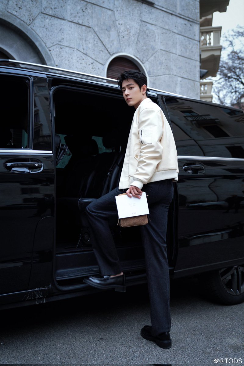 XiaoZhan_OFC's tweet photo. 【230224 photo】

#MFW #TodsFW23 #XiaoZhan #肖战 #SeanXiao

TOD'S Weibo updated:

@Tods brand ambassador Xiao Zhan made a modern appearance in Milan, and he is about to attend TOD'S 2023FW series fashion show. https://t.co/HAyNP7oGe9
