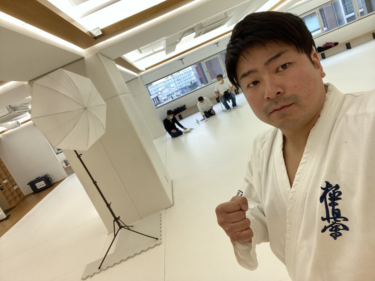 ワールド空手に掲載用の型「観空」の撮影です！
一つ一つの動きを細かく写真を撮るので、既に2時間経過しておりますが、まだ半分も終わってません😅
極真会館全国支部の皆様に写真でもしっかりと伝わる様に頑張ります👊押忍