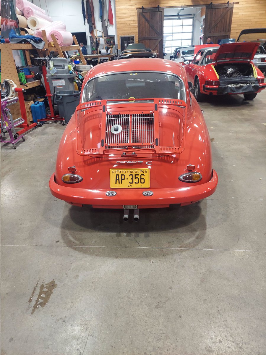 NNvestr's tweet photo. Instagram is impenetrable to my genX brain. Here are some pictures of some cool Porsches. https://t.co/7lMfLUpdSH