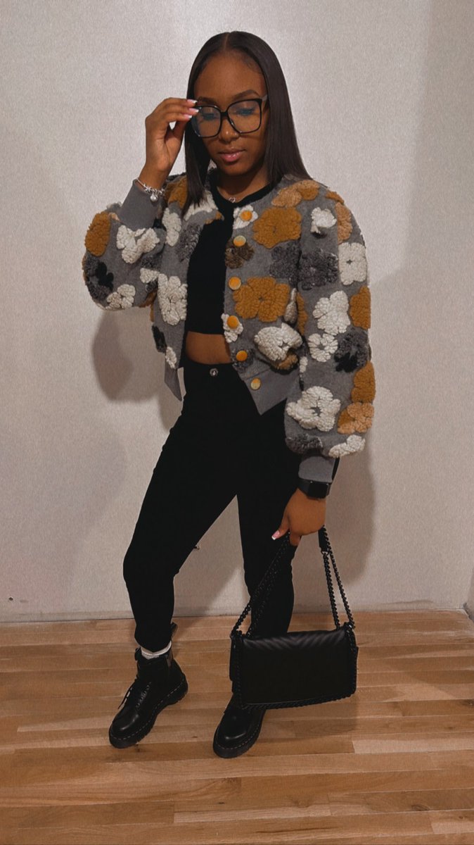 MyiaaaK's tweet photo. stilll that girl, just not yours 🖤 https://t.co/ZBHb8ZvzIX