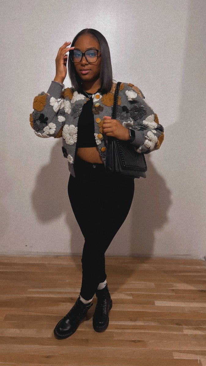 MyiaaaK's tweet photo. stilll that girl, just not yours 🖤 https://t.co/ZBHb8ZvzIX